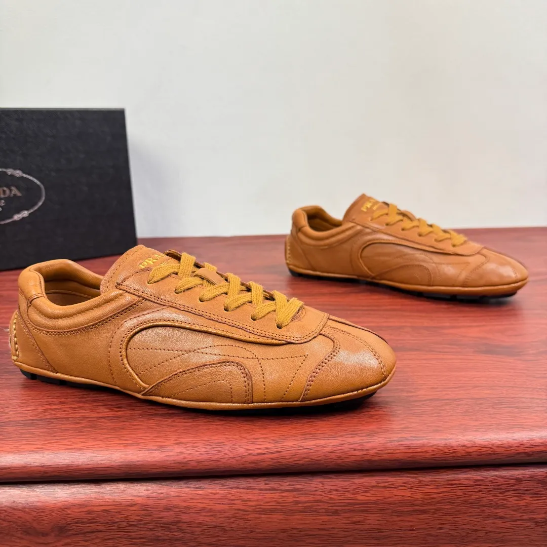 Batch 780 Prada/Prada Montecarlo Re-Edition 2005 Nappa sheepskin/nubuck leather sneakers, men's men's men's shoes for easy shipping! Featuring an antique finish, these sneakers combine style and comfort in a sophisticated and innovative design. The silhouette inspired by driving shoes is soft and flexible, and the deconstructed sole gives it a lightweight look and smooth aesthetic. Prominent top stitching enhances the sporty soul of this hybrid sneaker. It is paired with a lightweight and flexible rubber sole, a visible convex sole pattern embellishment, and a wrapped insole. The whole package! Size: 39-40-41-42-43-44 Leather shoe size Item number: 4E1165 Sheepskin Brown